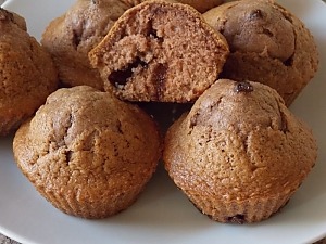 Кексы с какао и кусочками шоколада в формочках