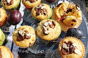 Маффины со сливами и шоколадом
