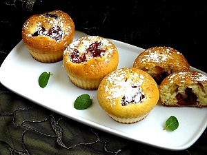 Лимонные маффины с черешней