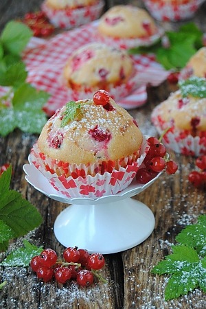 Маффины с красной смородиной