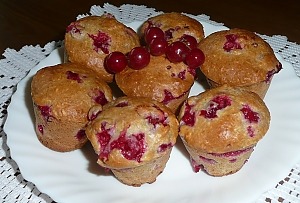 Маффины с красной смородиной и кокосовой стружкой