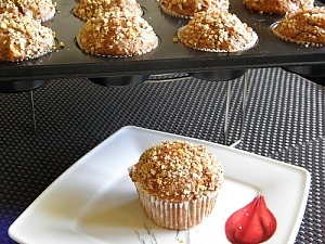 Маффины с яблоками и ореховой посыпкой
