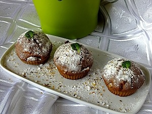 Шоколадные маффины с бананом и орехами