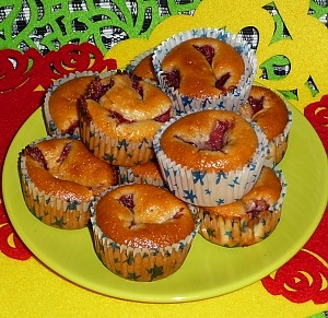 Маффины с апельсиновым соком и клубникой