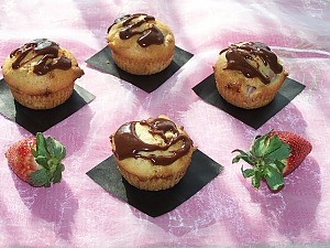 Маффины со свежей клубникой и шоколадом