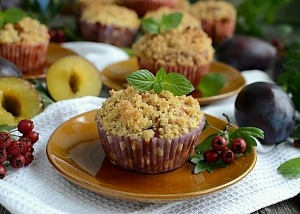 Маффины со сливами и штрейзелем