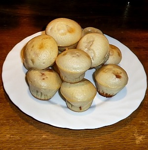 Маффины без яиц с конфетами Сникерс