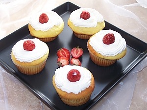 Кексы из рикотты с клубникой