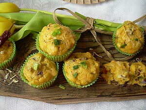 Горчичные маффины с луком и сыром