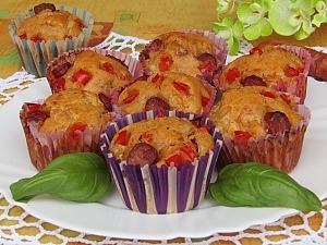 Маффины с колбасками, сыром и сладким перцем