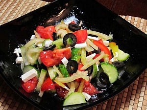 Овощной салат с фетой и маслинами