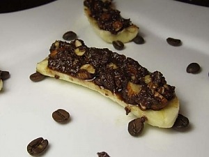 Бананы фаршированные шоколадом и орехами
