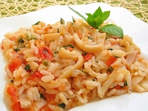 Кальмары с рисом и помидорами