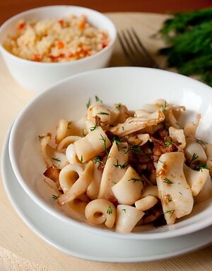 Жареные кальмары с беконом и чесноком Жареные кальмары с беконом и чесноком