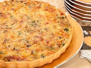 Лоранский пирог с курицей, грибами и брокколи