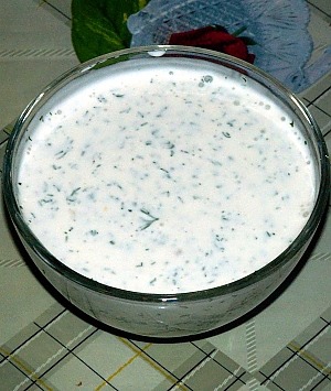 Соус из сметаны с чесноком и зеленью	