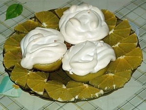 Десерт из яблок с мороженым и взбитыми белками
