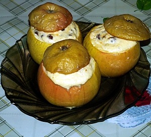 Яблоки печеные с творогом и изюмом