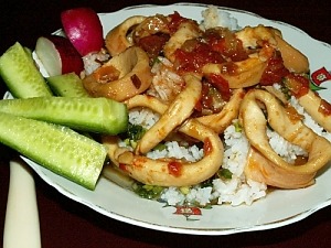 Смажені кальмари з вином і помідорами