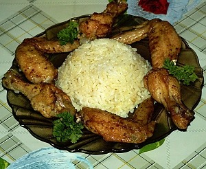 Куриные крылышки с рисом в духовке