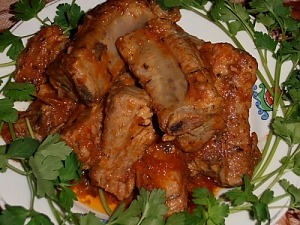 Свиные ребрышки тушеные с помидорами