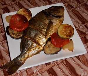 Дорадо, запеченная с овощами