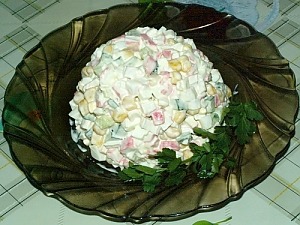 Салат с крабовыми палочками и свежим огурцом
