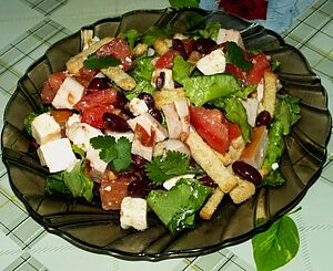 Салат с фасолью, куриной грудкой, брынзой и сухариками