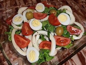 Салат з кальмарами і перепелиними яйцями