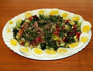 Салат с тунцом и рукколой