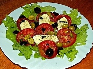 Салат с помидорами, моцареллой и оливками