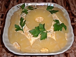 Слоеный салат с курицей и ананасами