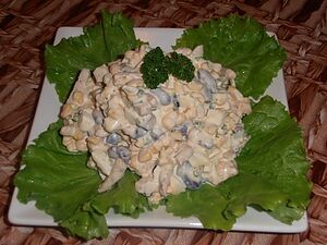 Салат с фасолью и сухариками