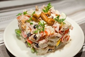 Салат с лисичками, куриным филе и ветчиной