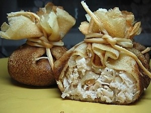 Блинные мешочки с начинкой из курицы