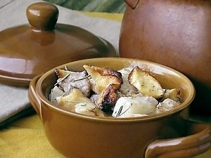 Картофель с мясом и сушёными яблоками