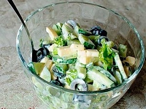 Салат из огурцов и маслин