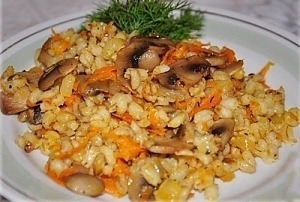 Перловка с грибами, луком и морковью	