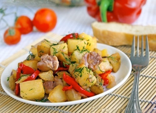 Мясо курицы с овощами на сковороде