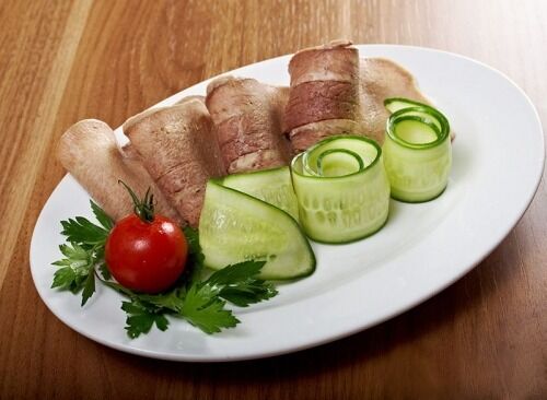 Рулетики из языка с корнишонами