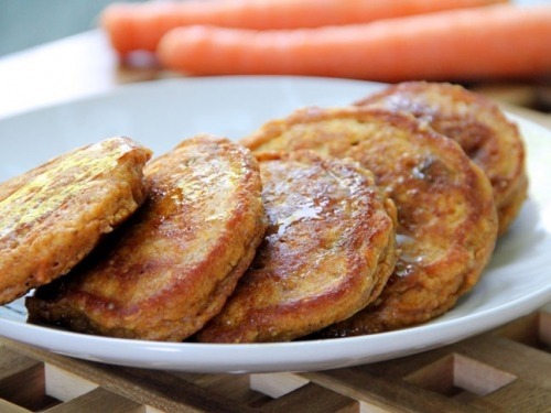 Кукурузные оладьи с морковью и творогом