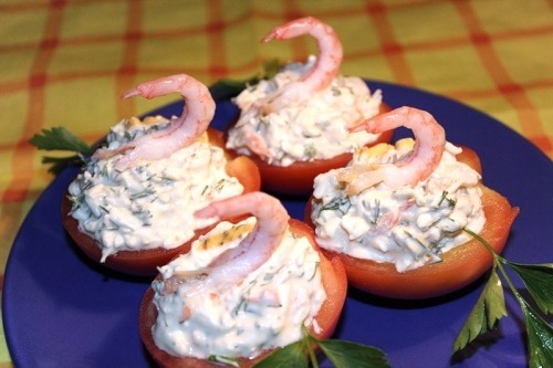 Закуска с помидорами и креветками