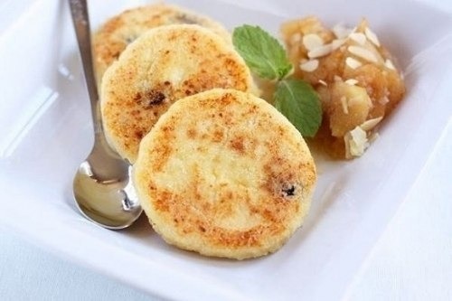 Сырники с манкой и изюмом Сырники с манкой и изюмом