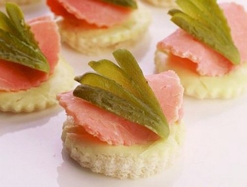 Канапе с ветчиной и огурцом Канапе с ветчиной и огурцом