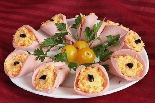 Рулетики из колбасы с сыром