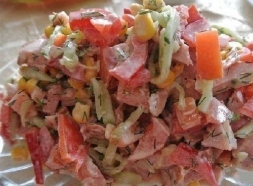 Салат з копченим окорочком, солодким перцем і кукурудзою