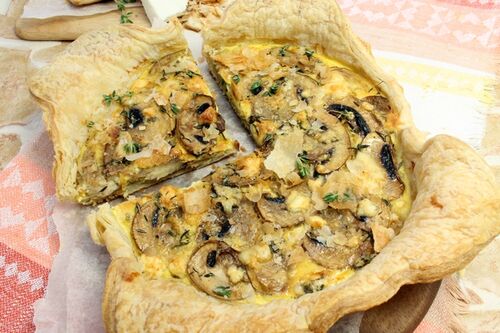 Открытый пирог с грибами и рокфором
