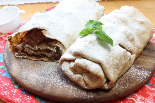 Штрудель с яблоками и изюмом Штрудель с яблоками и изюмом
