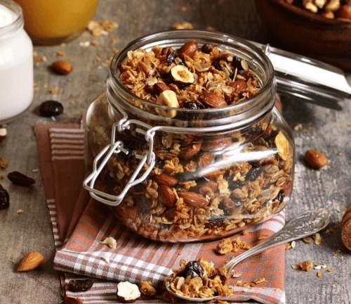 Гранола з мигдалем, насінням і сухофруктами