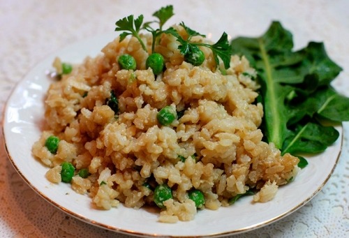 Жареный рис с яйцом и горошком